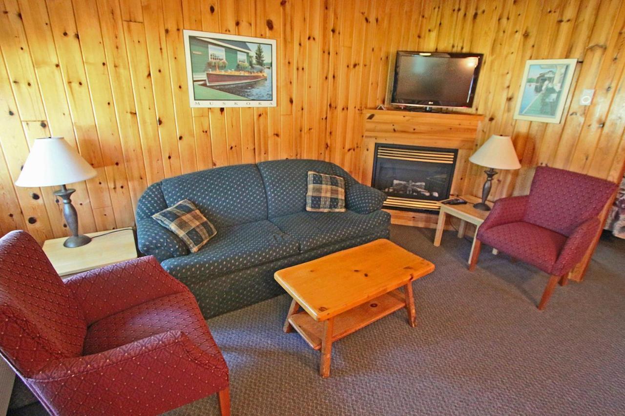 Colonial Bay Motel And Cottages Huntsville Exterior photo