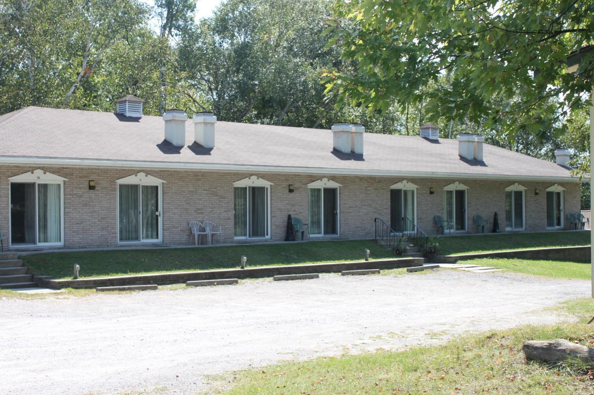 Colonial Bay Motel And Cottages Huntsville Exterior photo